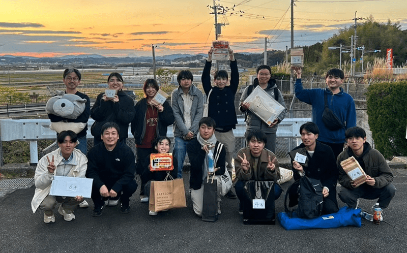 ビンゴの景品をもって集合写真